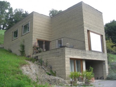 A modern, unstabilised rammed earth house in Austria. Stephen Dobson, Ramtec