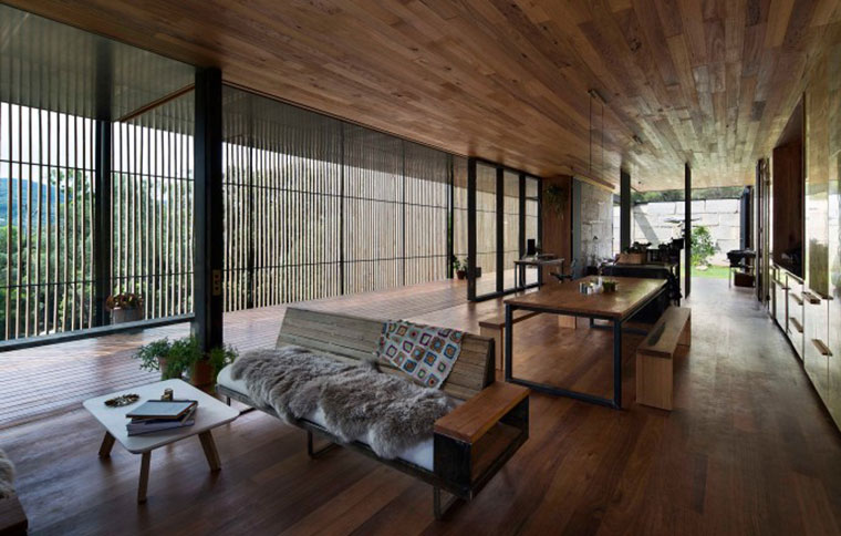 Continuous, minimal space โ rooms blend seamlesly allowing for a multiplicity of different functions. Photo by Ben Hosking.