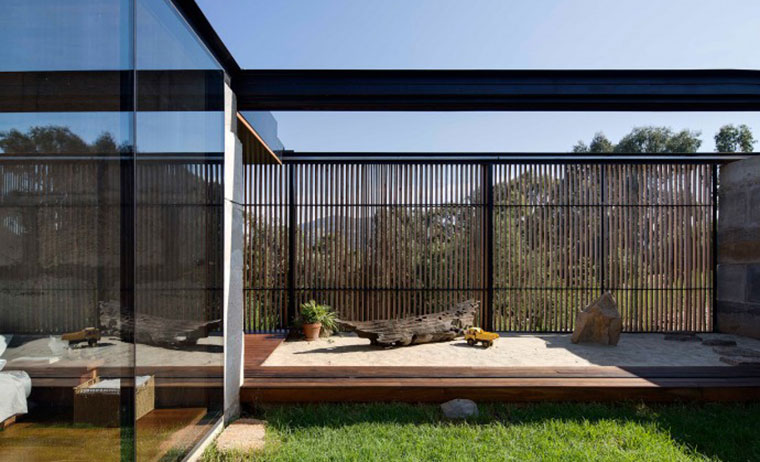 Strong horizontal lines, permeable screens and a striking use of glass results in a distinct blending of inside and out. Photo by Ben Hosking.
