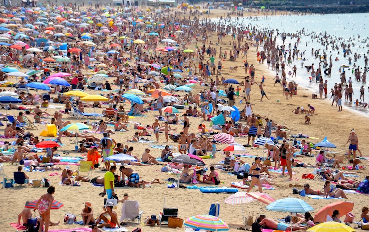 beach-people-sun-crowd-world heatwave