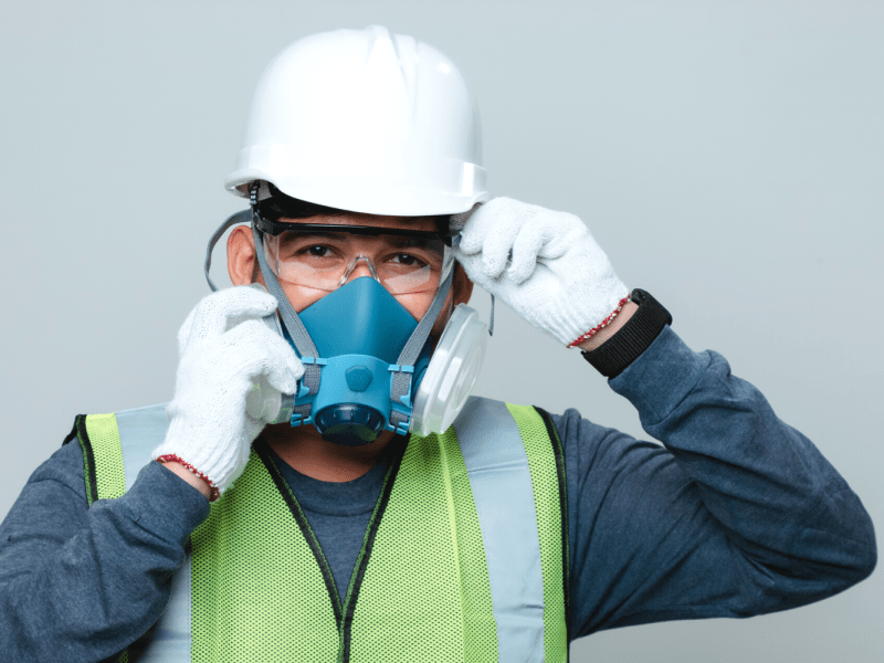 construction worker in respirator